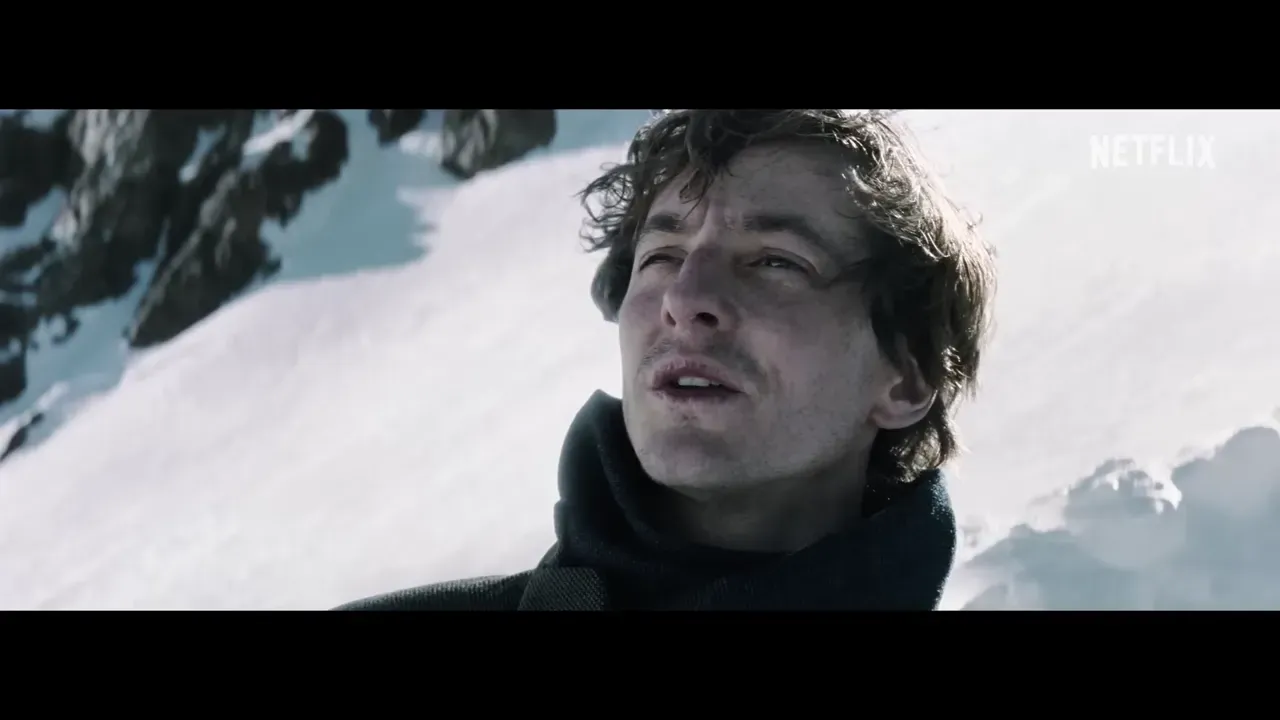 Fotograma del tráiler oficial de La sociedad de la nieve, con los supervivientes entre la nieve de los Andes