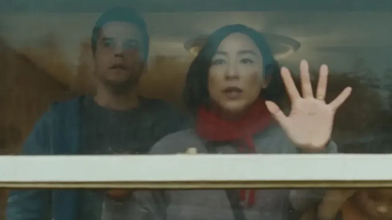 Dos personas asomadas a una ventana empañada con gesto de alarma, fotograma del tráiler de La última casa