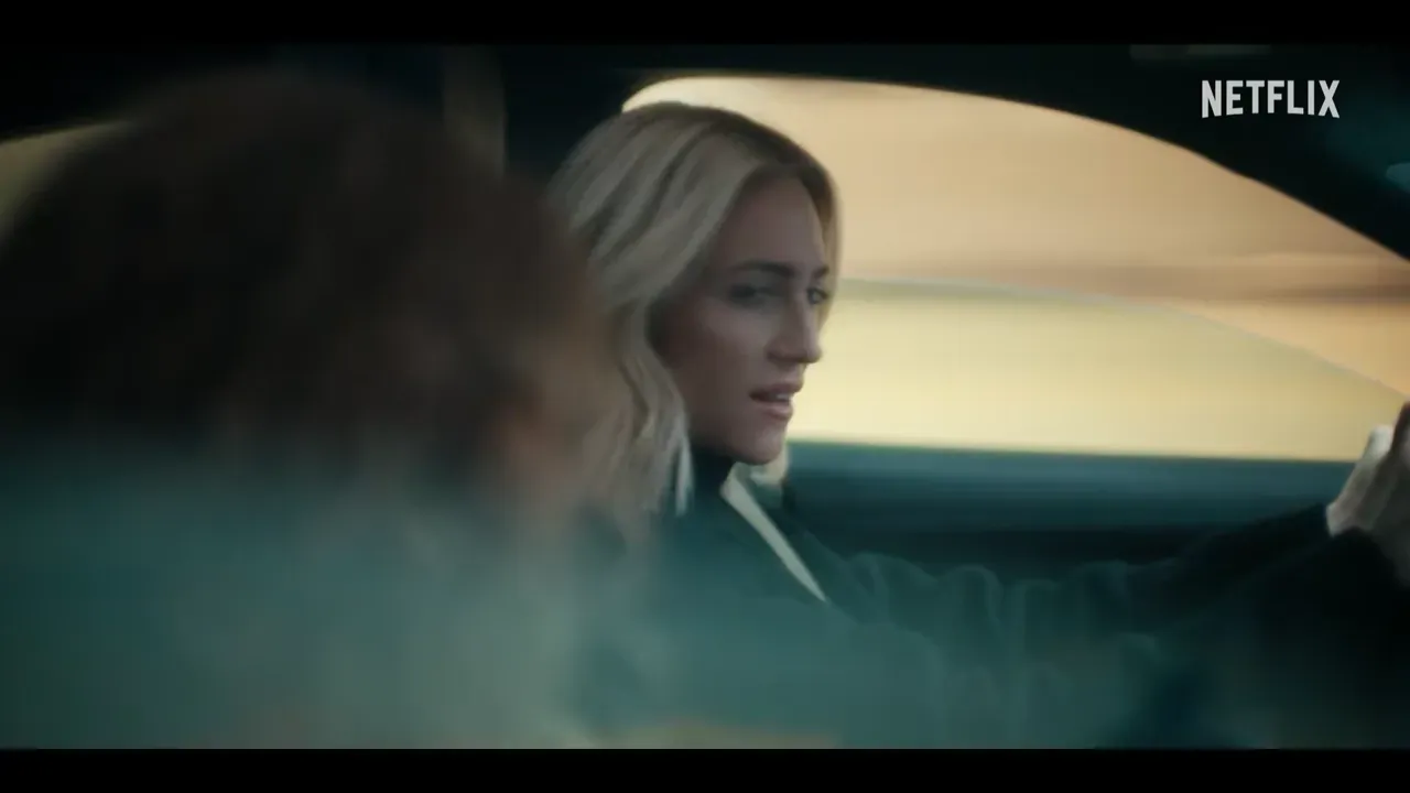Sophie conduce con gesto desafiante en un fotograma del tráiler de Las esposas cazadoras temporada 2