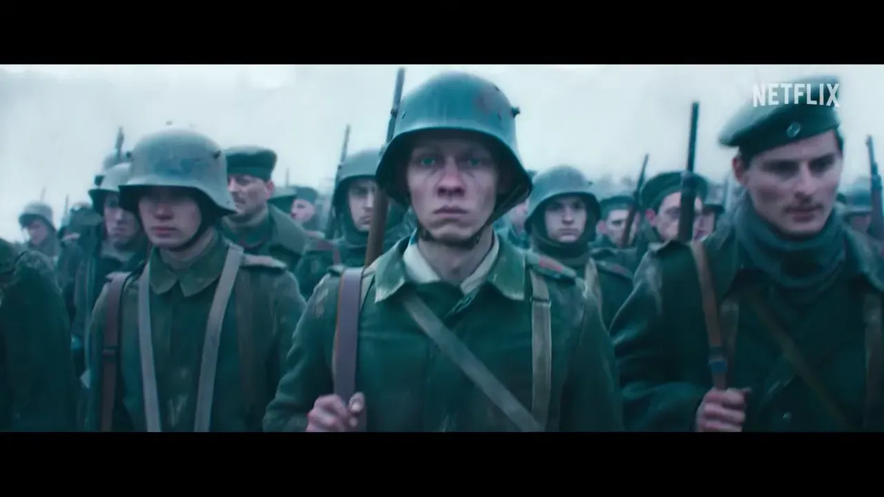 Soldado alemán corriendo por una trinchera embarrada, fotograma del tráiler de Sin novedad en el frente